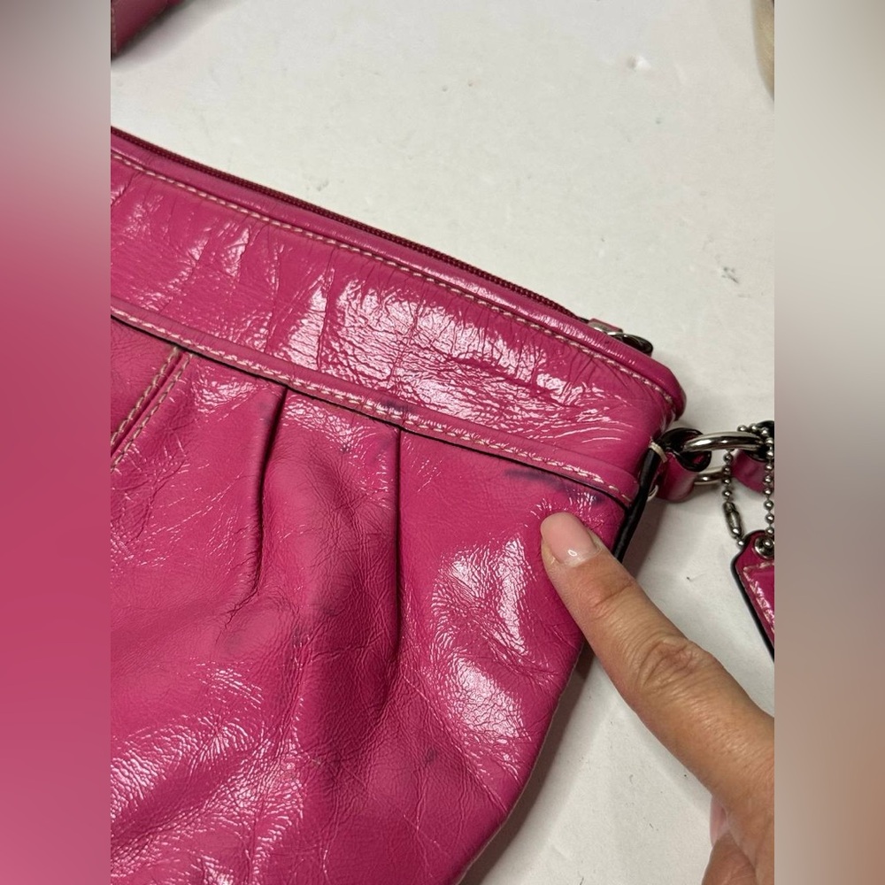 COACH Pink Patent Leather SOHO Swing Pack Purse Crossbody -very good condition - Picture 3 of 9